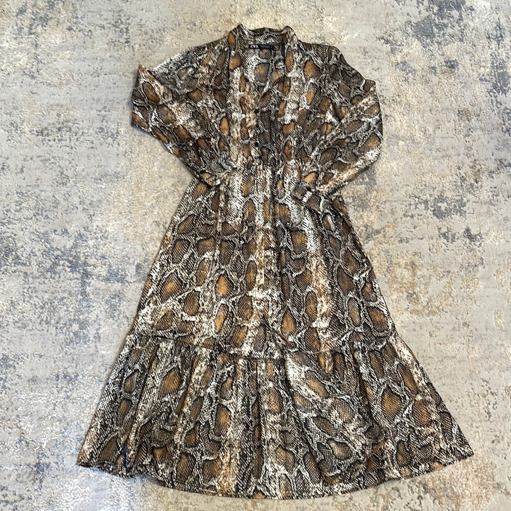 Zara snake print midi dress mini slit in the front. Size small. Great condition.